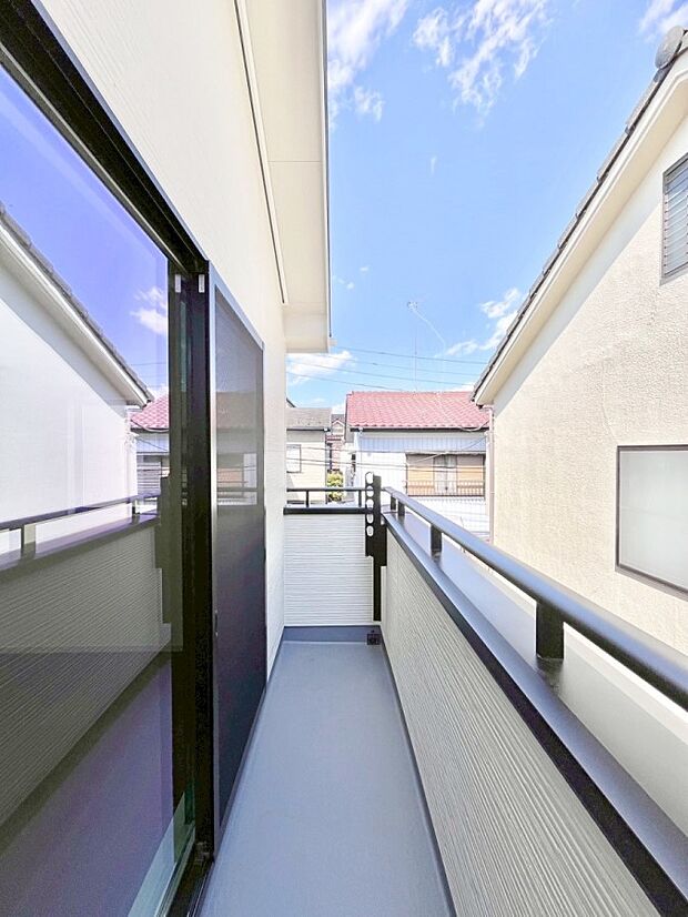 暖かな陽光が降り注ぐバルコニーはお洗濯におすすめ。爽やかな風も心地よいです。