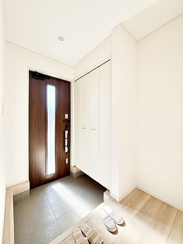 ガラススリットの入った玄関ドアが室内に光を届けてくれます