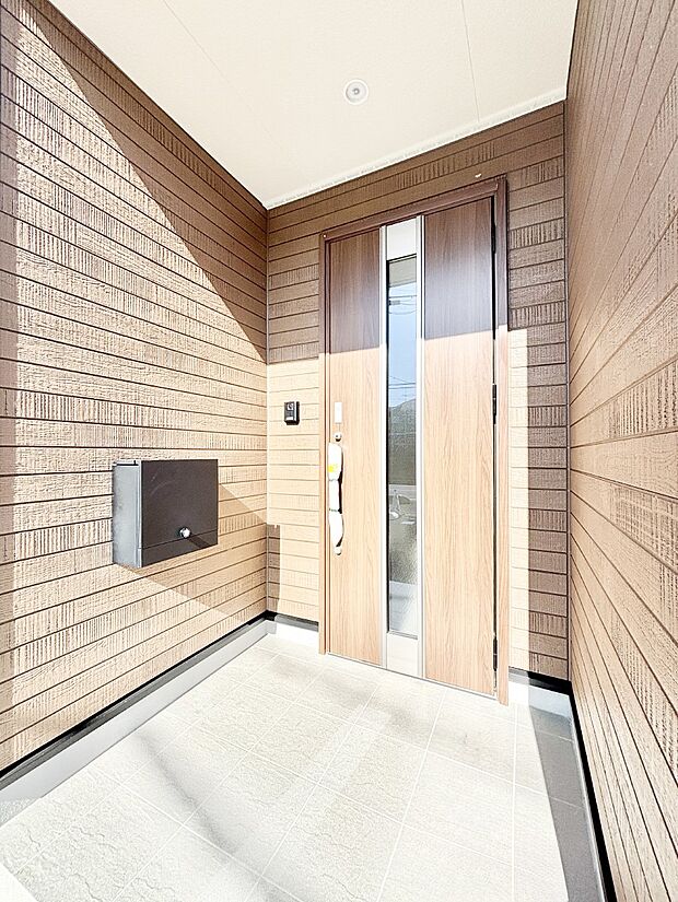 玄関前は雨が降っても濡れにくい屋根付き