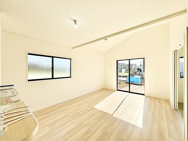 大きな窓からたっぷりの陽光と風を感じられるリビング