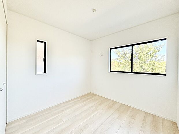 窓からのやさしい光が心地よいプライベートルーム