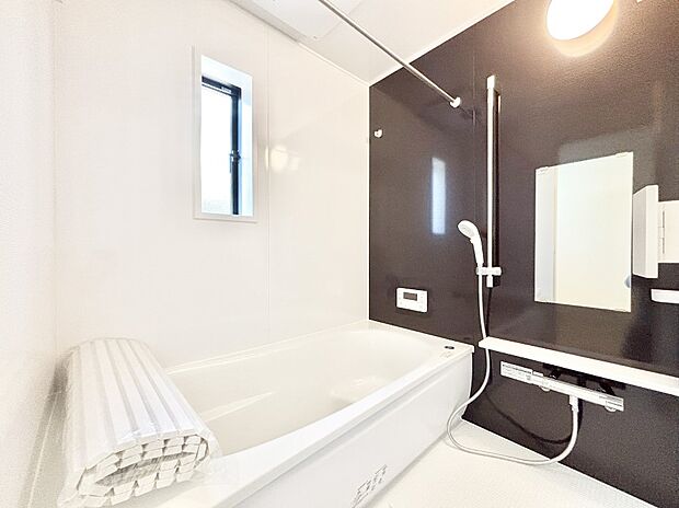 一日の疲れを癒してくれる明るい清潔感のあるバスルーム