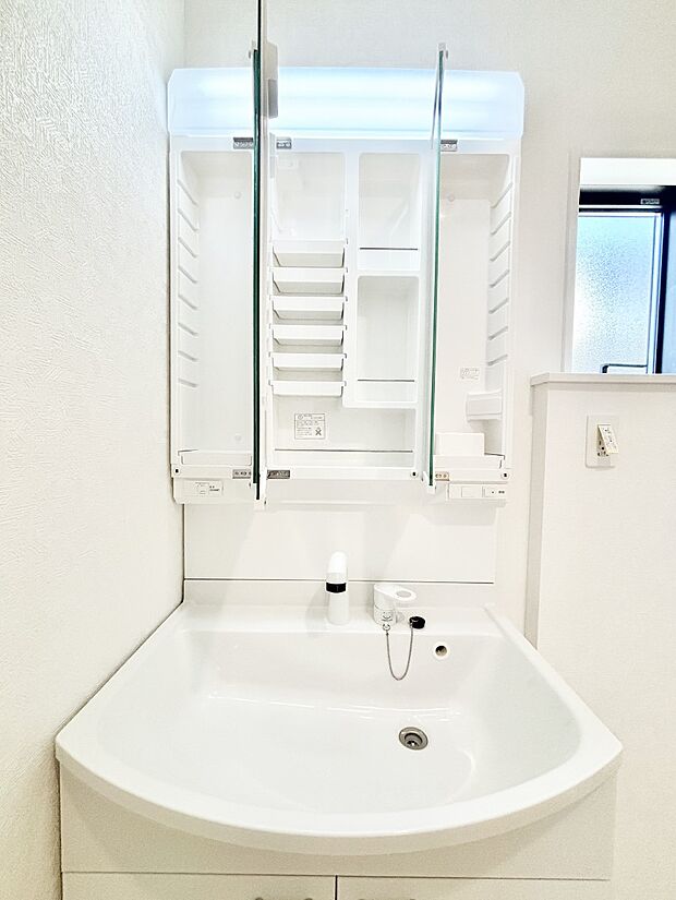 三面鏡の裏に、化粧品や衛生用品などを収納可能。洗面台をすっきりと保ちます！