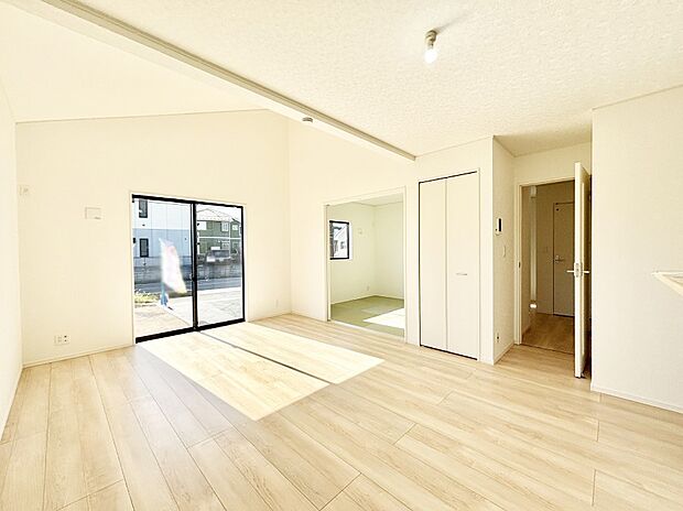 隣接の和室を開放すればさらに広々空間に