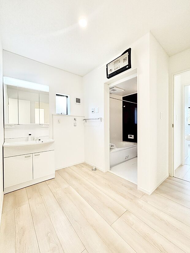 清潔感ある洗面化粧室で朝の身支度も快適