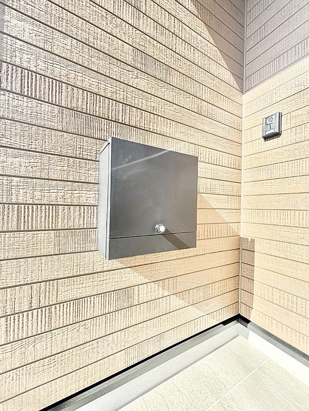 シンプルなデザインのポスト