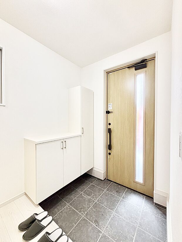 ガラススリットの入った玄関ドアが室内に光を届けてくれます