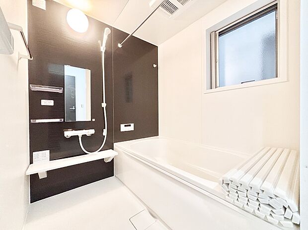 一日の疲れを癒してくれる明るい清潔感のあるバスルーム