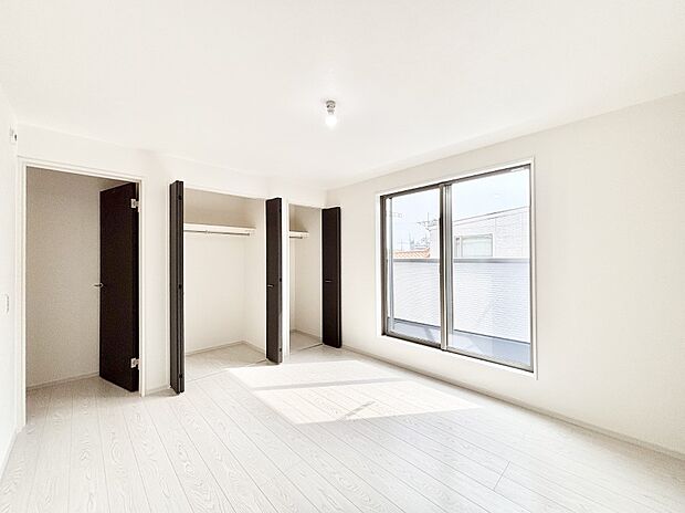 バルコニーが開放感をプラスしてくれる洋室