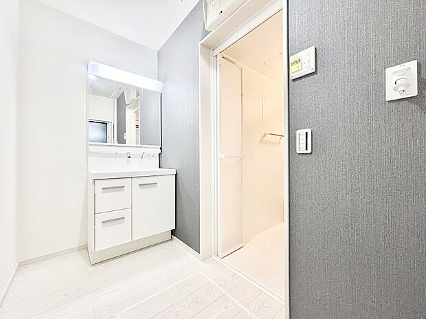 清潔感ある洗面化粧室で朝の身支度も快適