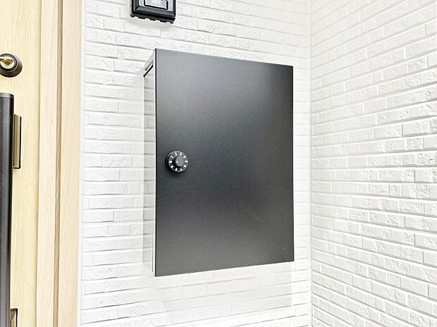 シンプルなデザインのポスト