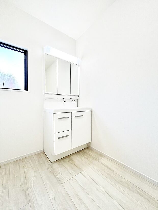 スタイリングに便利な三面鏡、ミラーキャビネットで細かい物スッキリ