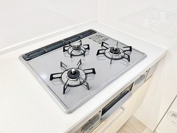 ガスコンロはＳｉセンサー搭載。火力調節や焦げ付き・消し忘れも防いでくれます。