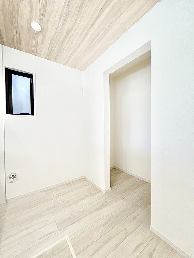 キッチンにはパントリー！食材のストックはもちろん、日用品の収納など使い方はいろいろ！