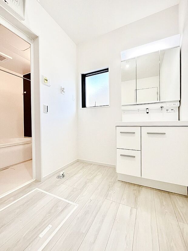 清潔感ある洗面化粧室で朝の身支度も快適