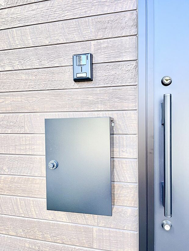 シンプルデザインのポスト。