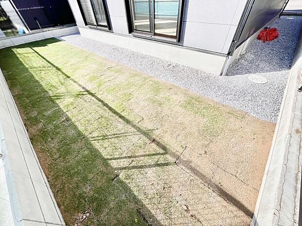 ガーデニングや家庭菜園も楽しめるお庭付き。