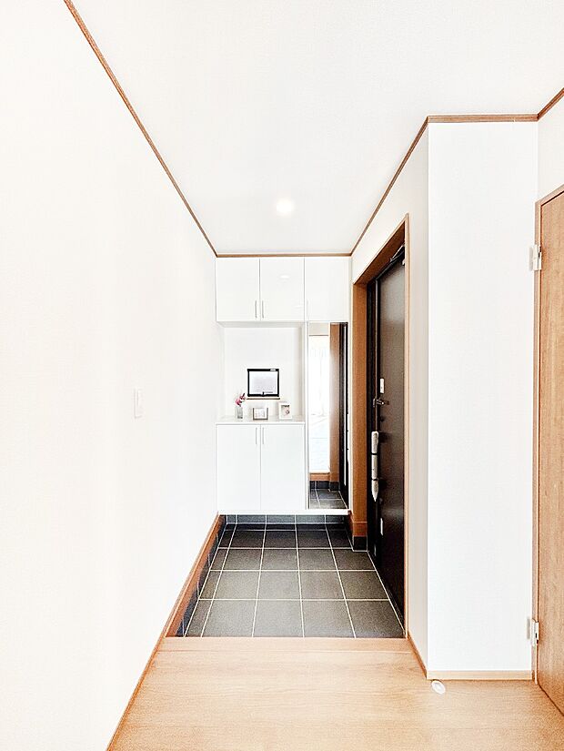 ご家族やお客様を気持ちよくお出迎えできる穏やかな雰囲気の玄関です。