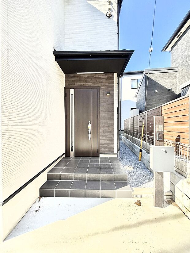 ほっとする落ち着きある雰囲気の玄関で大切な家族、来客を出迎え。