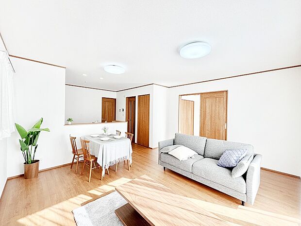 穏やかな陽だまりに包まれる、居心地の良いリビングで家族団らん！