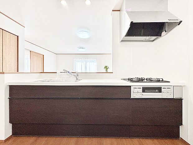 システムキッチンはシンプルでスッキリした飽きの来ないデザインなので永く使えそう！