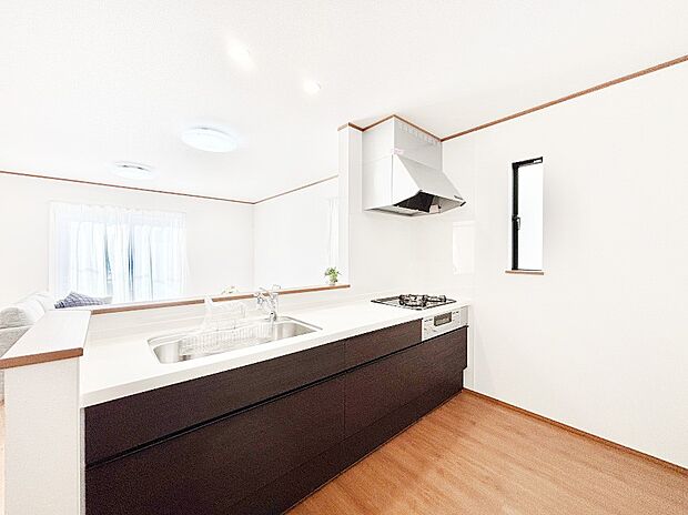 ご家族の会話弾む対面キッチン。お料理中のパパママもご家族と過ごす時間が増えそう！