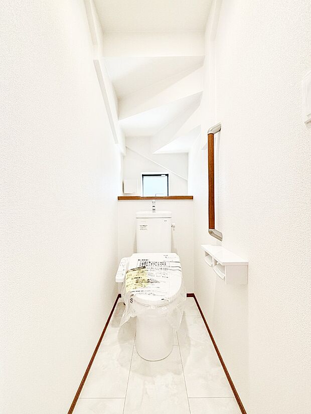 清潔感あるシャワートイレ。小窓から光が注ぎ込みます！