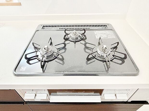 ガスコンロはＳｉセンサー搭載。火力調節や焦げ付き・消し忘れも防いでくれます。