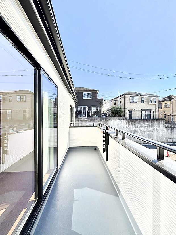 暖かな陽光が降り注ぐバルコニーはお洗濯におすすめ。爽やかな風も心地よいです。 