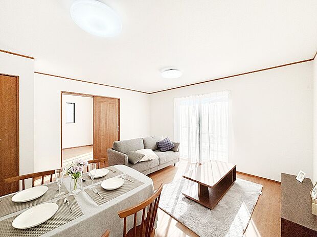 家族の笑顔が自然と生まれてくる、そんな雰囲気のダイニングに仕上がっています。