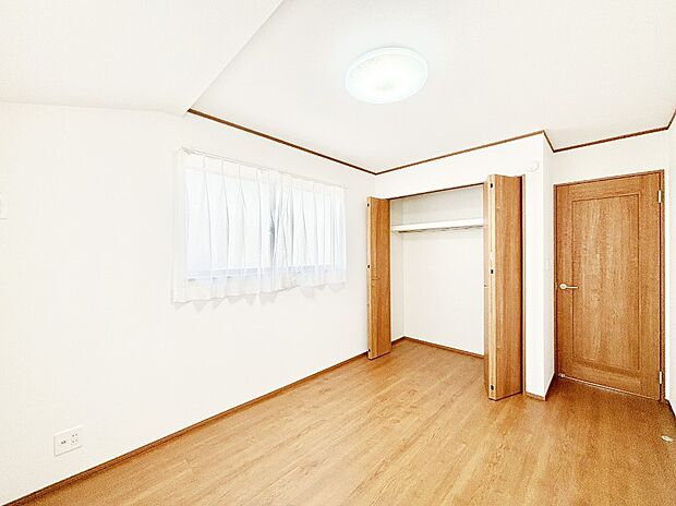 洋室には物入付き。スッキリとした空間でゆったり寛げます！