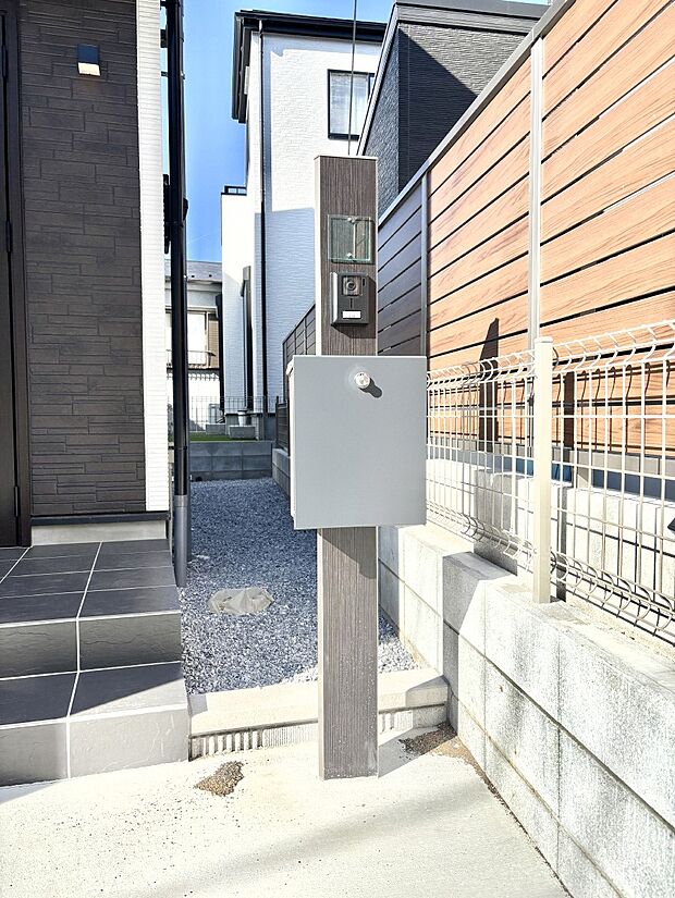 表札・インターホン・ポストをひとつに集約。エントランスになじむシンプルデザイン。