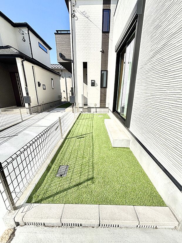 住まいに明るい光と開放感を演出してくれる庭スペース付き！