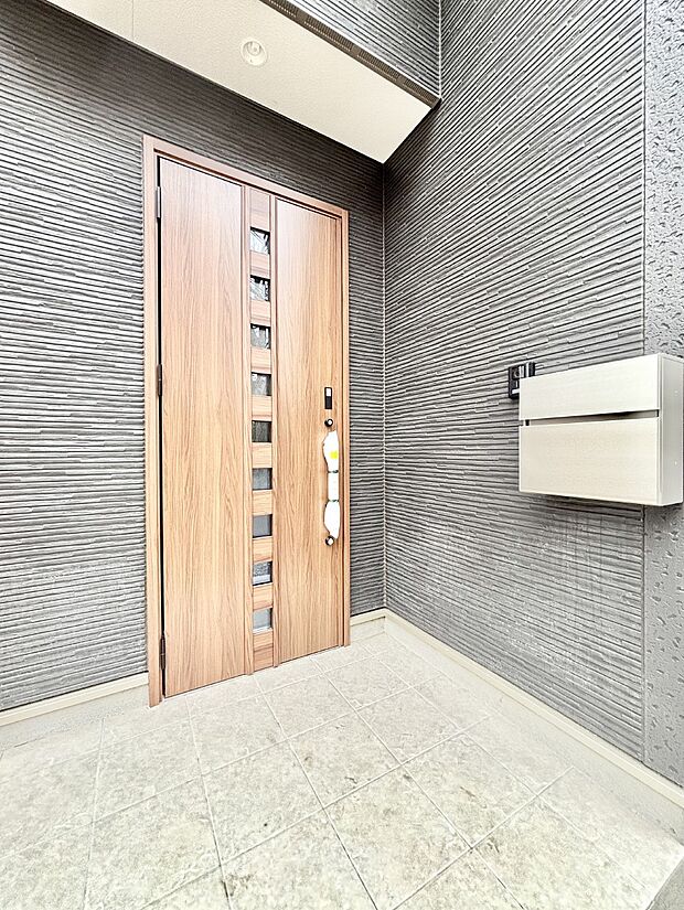 大切な家族、来客を出迎える玄関。　