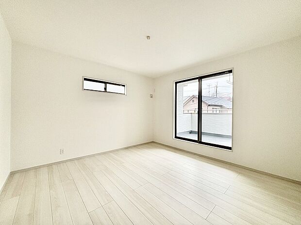 明るいバルコニーサイドに洋室を設置。目覚めの良い寝室に。 　