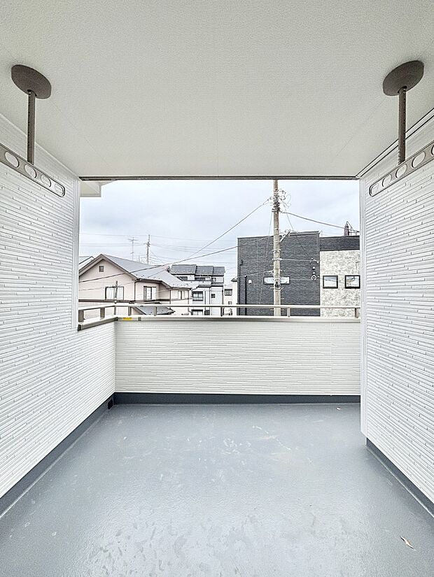 ゆったりバルコニーだから沢山お洗濯ものを干せます。