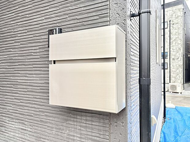 シンプルデザインのポスト。　