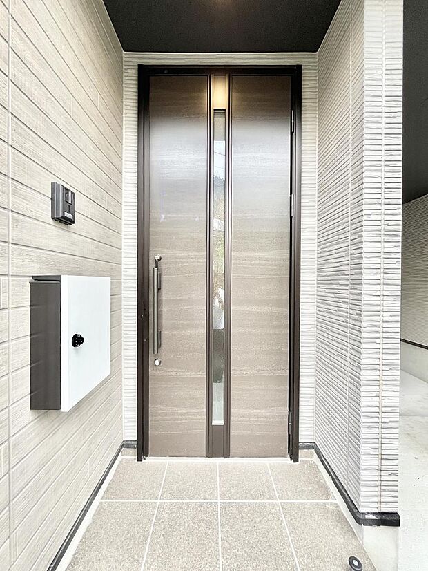 玄関前は雨が降っても濡れにくい屋根付き