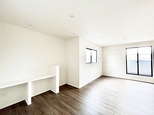 大きな窓からたっぷりの陽光と風を感じられるリビング