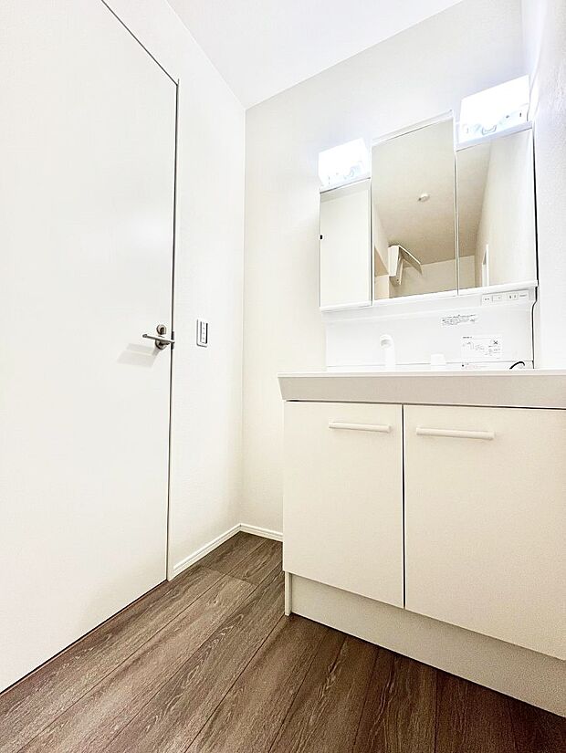 清潔感ある洗面化粧室で朝の身支度も快適