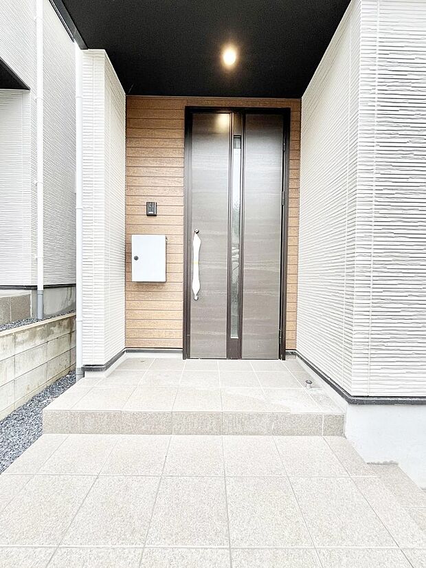 玄関前は雨が降っても濡れにくい屋根付き