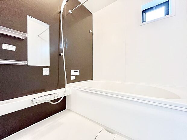 一日の疲れを癒してくれる明るい清潔感のあるバスルーム