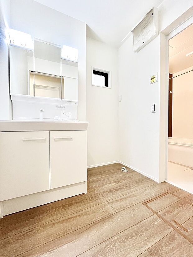 清潔感ある洗面化粧室で朝の身支度も快適