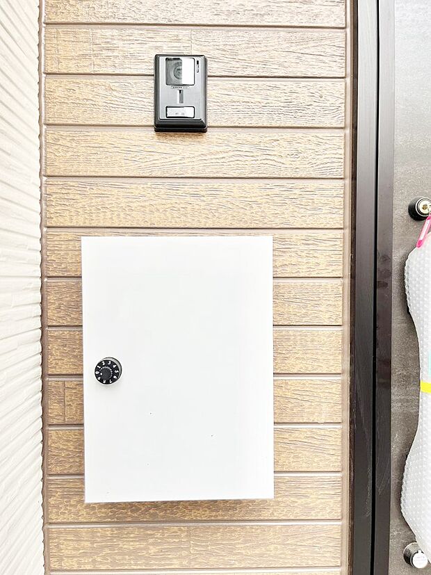 シンプルなデザインのポスト