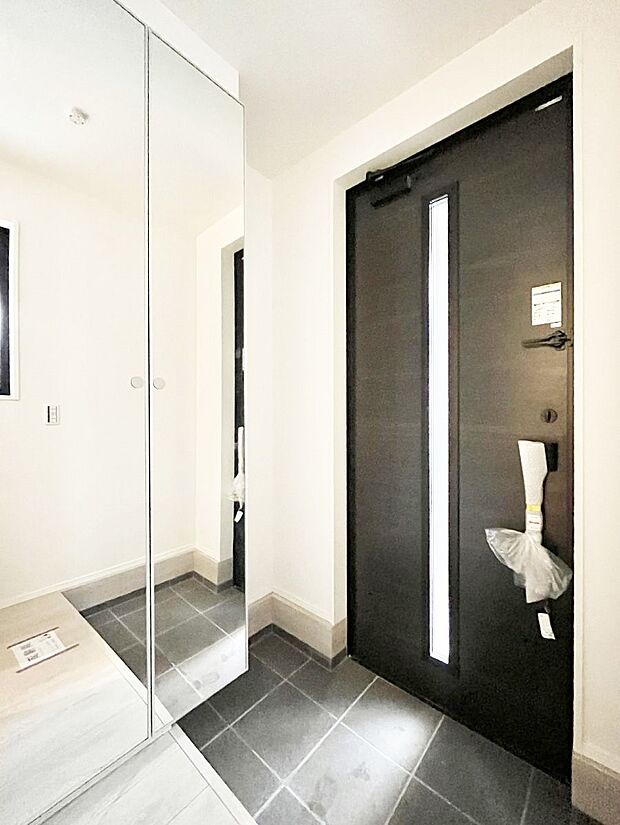 天井までのミラーが空間に広がりを感じさせてくれます    