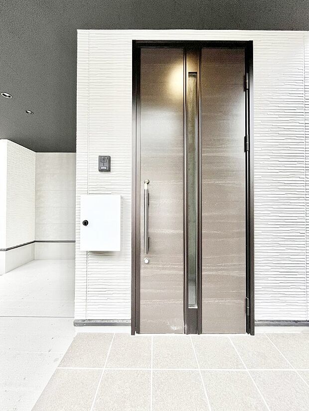 玄関前は雨が降っても濡れにくい屋根付き  