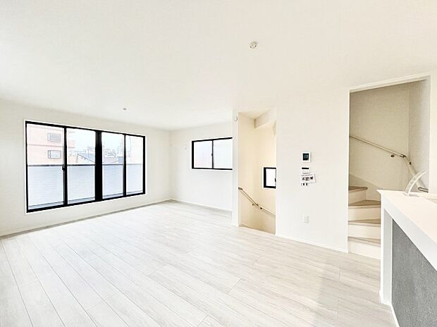 大きな窓からたっぷりの陽光と風を感じられるリビング  