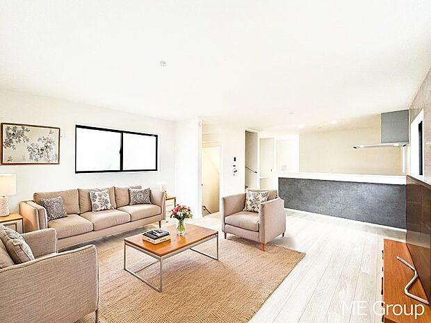 落ち着いた雰囲気のLDKは家族みんなの快適空間※家具はCGです