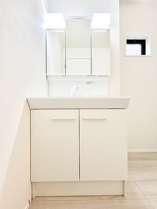 収納力と機能性に優れた洗面化粧台  