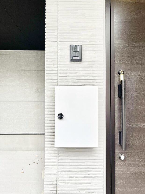 シンプルなデザインのポスト  